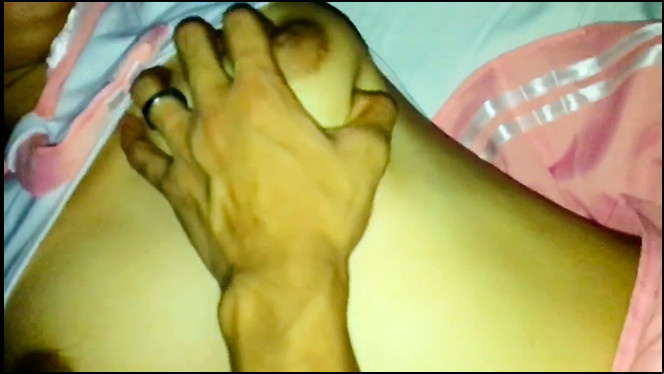 Istri saya menyukai vagina saya yang berbulu dan menjadi terangsang di tengah malam