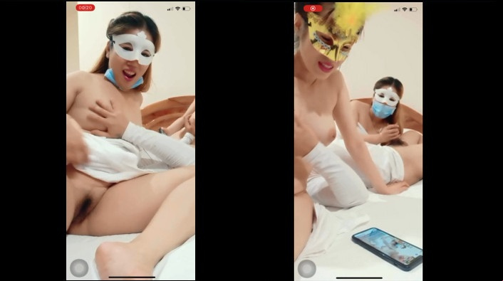 Dua gadis melakukan siaran langsung seks berkelompok