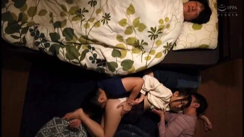 Menyelinap di tengah malam bersama istri sahabatku